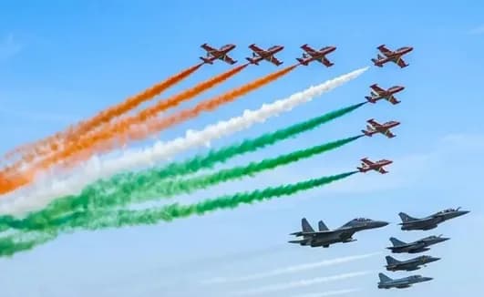 वाराणसी में एयर शो; आसमान में विमानों का करतब देख गर्व से उछल पड़े लोग
