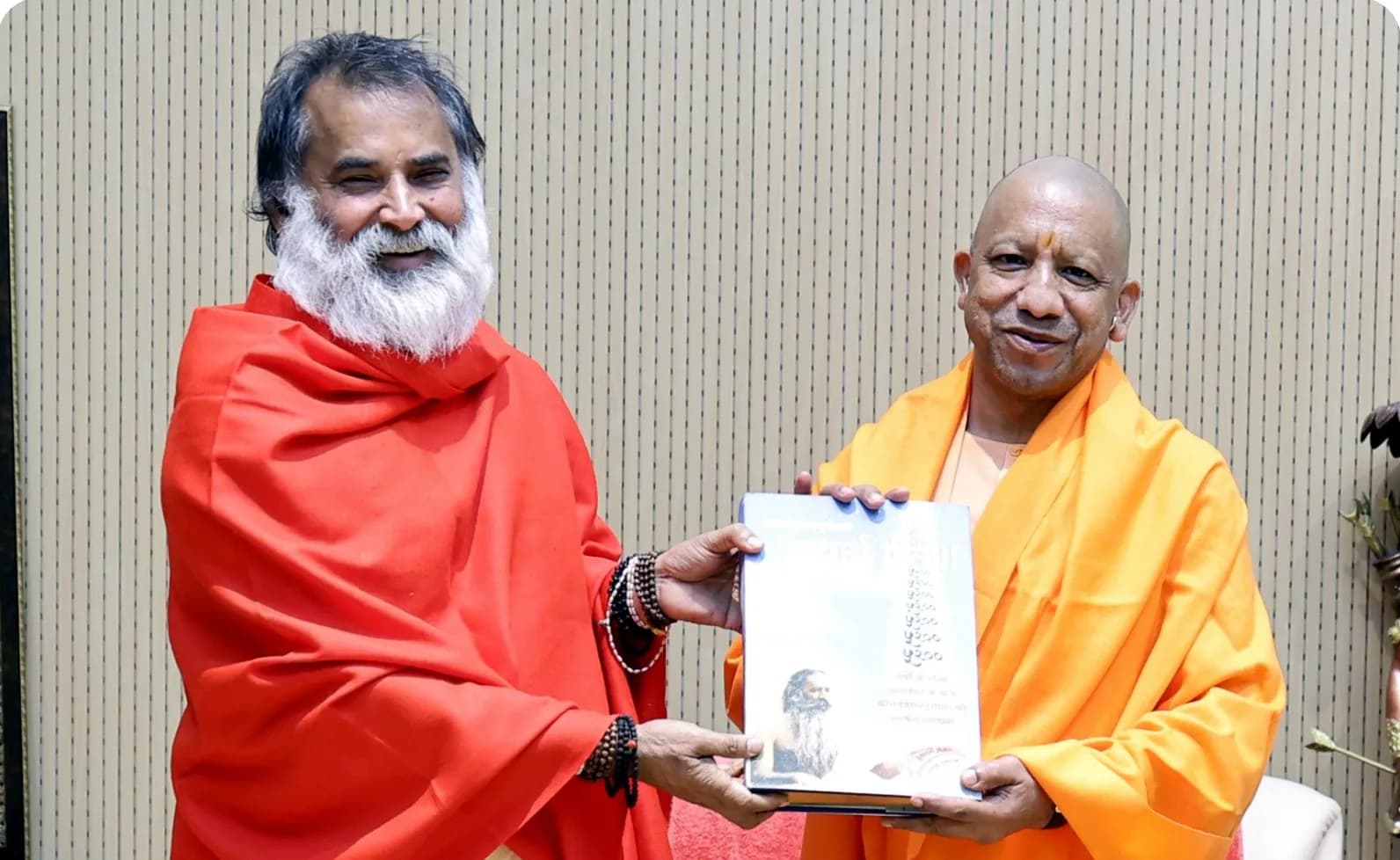 लखनऊ में सीएम योगी से मिले नारद महाराज, मुख्यमंत्री को भेंट की ‘यथार्थ गीता’